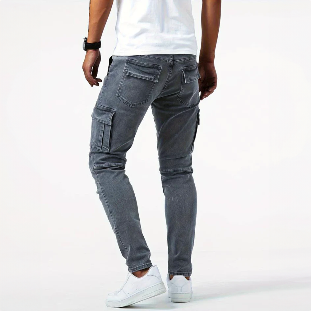 Men's slim fit cargo pants featuring practical flap pockets and a contemporary design.