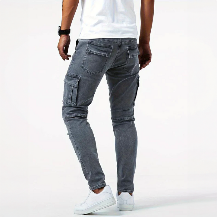Men's slim fit cargo pants featuring practical flap pockets and a contemporary design.