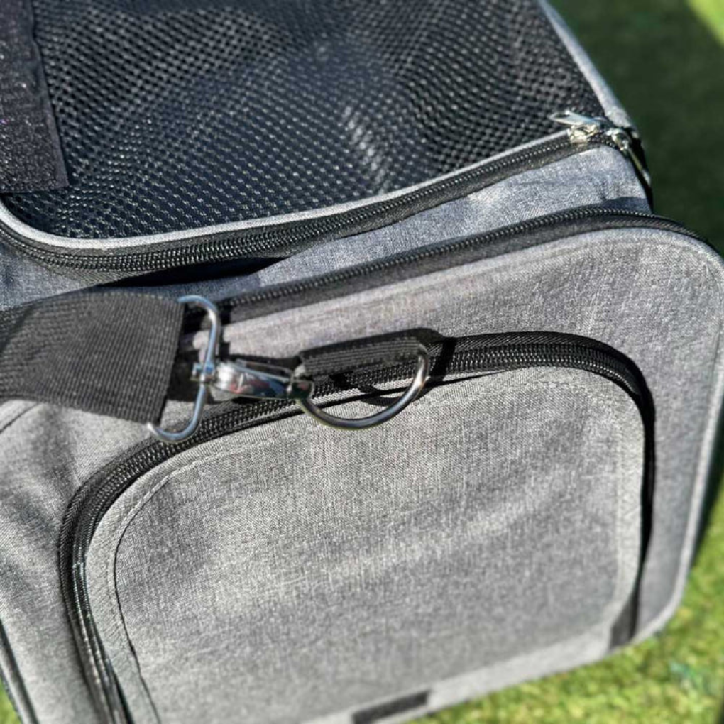 New4 travel carrier for pets with top and side entry, ideal for easy loading of small animals.