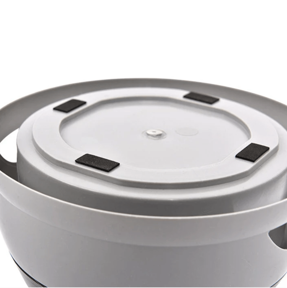 Anti-spill pet water bowl, designed for travel with dogs & cats, features a secure non-slip and splash-proof design