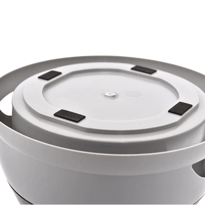 Anti-spill pet water bowl, designed for travel with dogs & cats, features a secure non-slip and splash-proof design