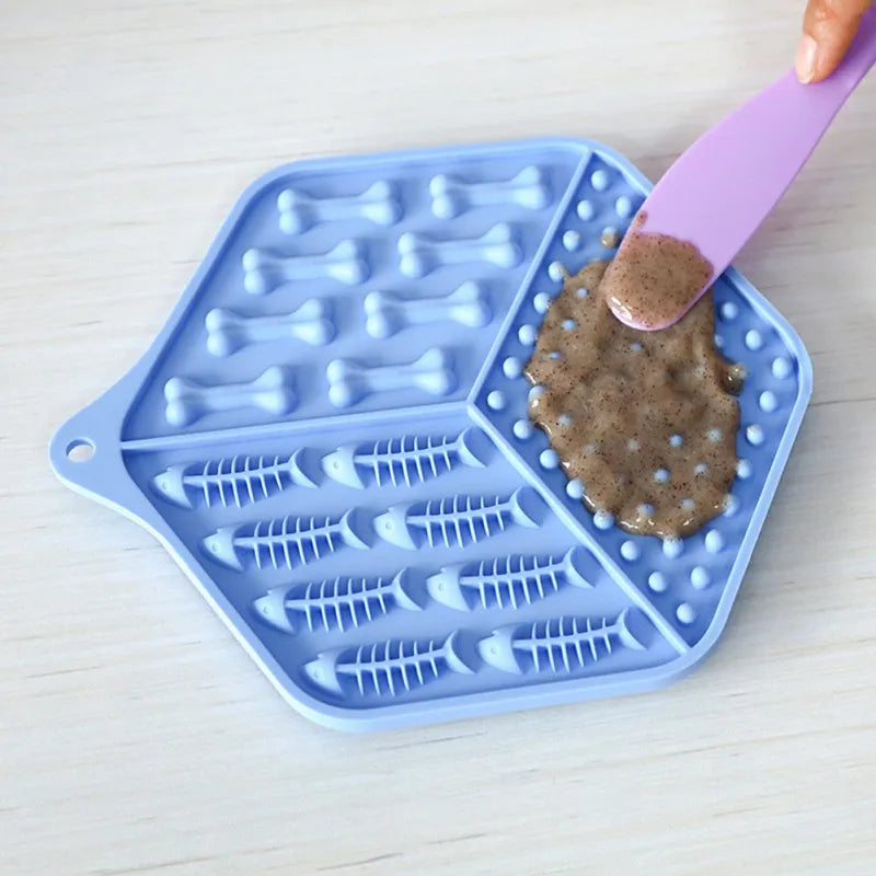 Green non-slip silicone mat for pet food & water bowls, durable and easy to wash, dog & cat friendly