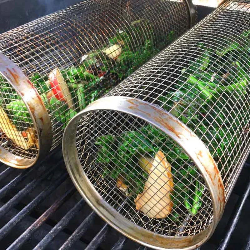 Evenly cook delicate foods with this stainless steel rolling grill basket. Ideal for vegetables & small cuts of meat.