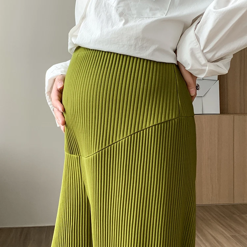 Casual elegant ribbed maternity pants, perfect for everyday wear and comfort for expecting moms.