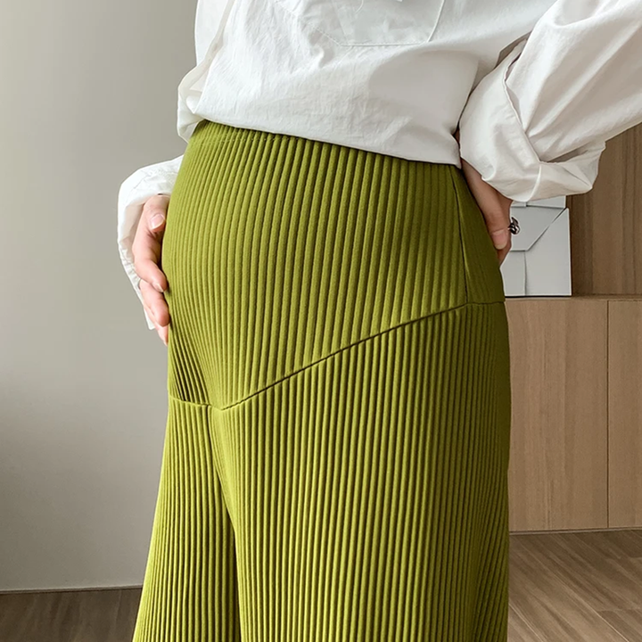 Casual elegant ribbed maternity pants, perfect for everyday wear and comfort for expecting moms.
