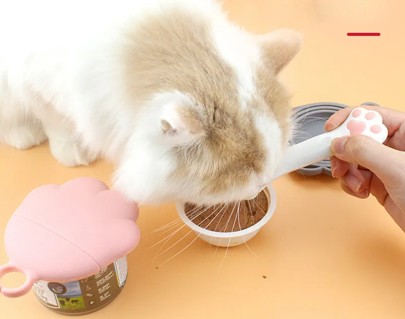 Paw-shaped silicone pet food dispenser & can opener for easy cat feeding, pink.