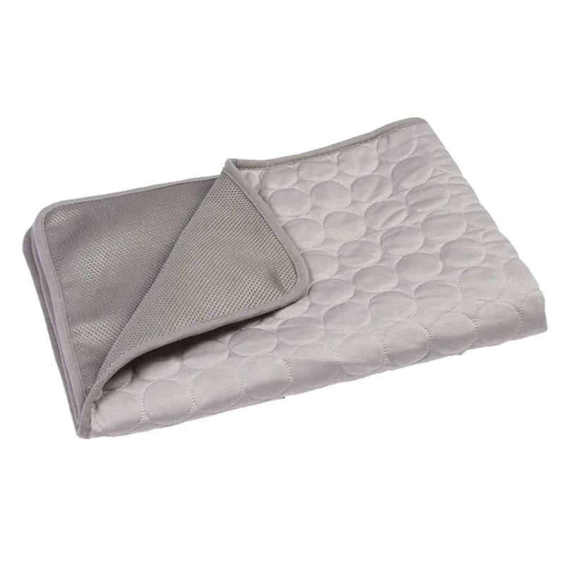 Pet cooling mat for dogs and cats, breathable, easy to clean, keeping pets comfortable in summer