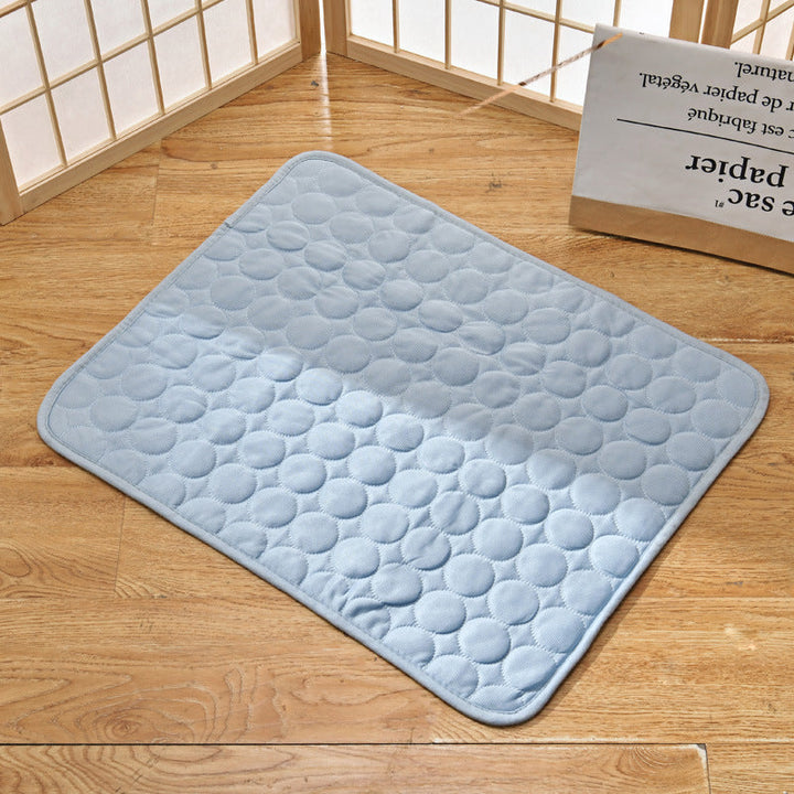 Pet accessories: durable cooling mat for dogs and cats, essential for summer comfort and relief.