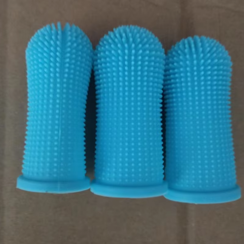 Dental care kit component: pet finger toothbrush for cats and dogs, supporting plaque and tartar control.