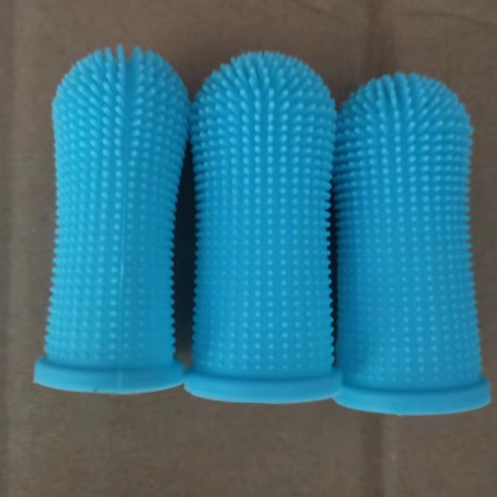 Dental care kit component: pet finger toothbrush for cats and dogs, supporting plaque and tartar control.