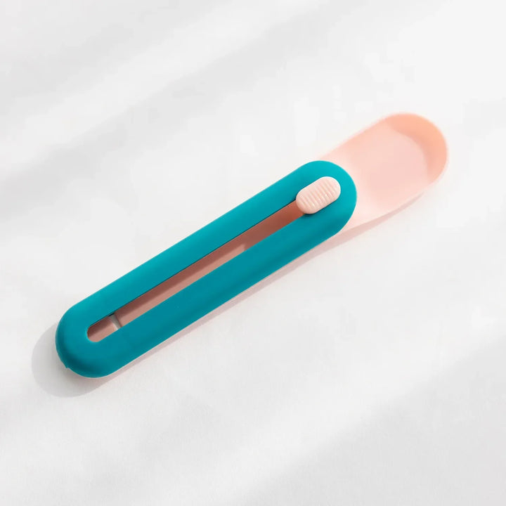 Portable pet food scoop and dispenser, ideal for wet food or pastes