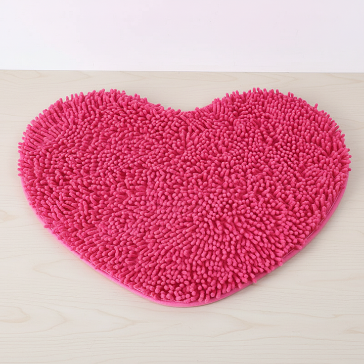 Absorbent heart-shaped bath mat, soft microfiber, non-slip design for spa comfort and elegant bathroom decor.