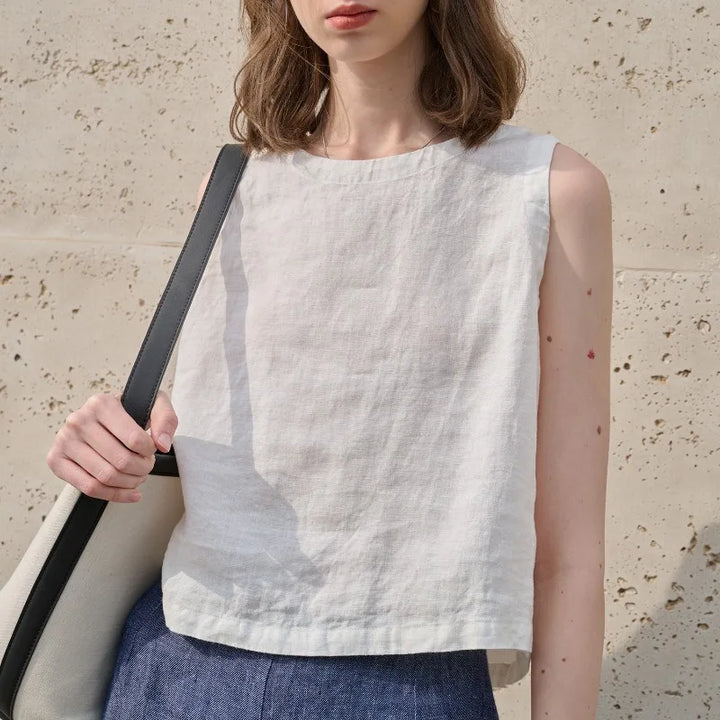 Modern women's sleeveless crop top with asymmetric hem & crew neck. Stylish & versatile, ideal for summer casual wear.