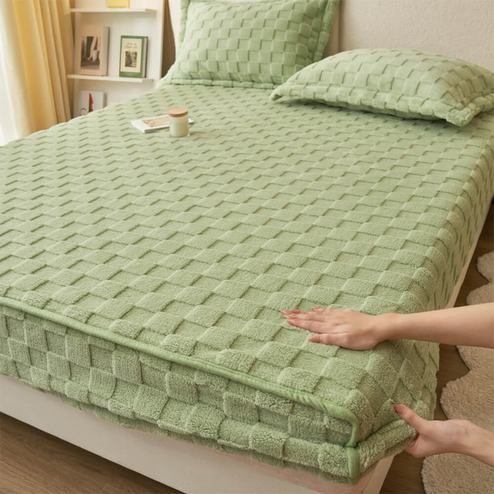 Modern checkerboard plush fitted sheet, an essential milk velvet mattress cover for home decor