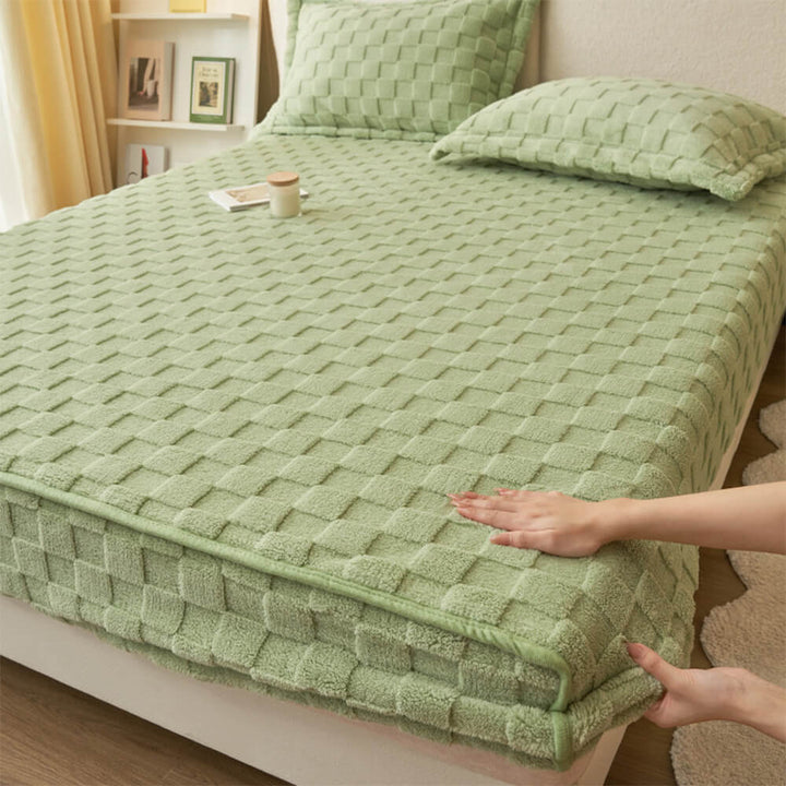 Modern checkerboard plush fitted sheet, an essential milk velvet mattress cover for home decor