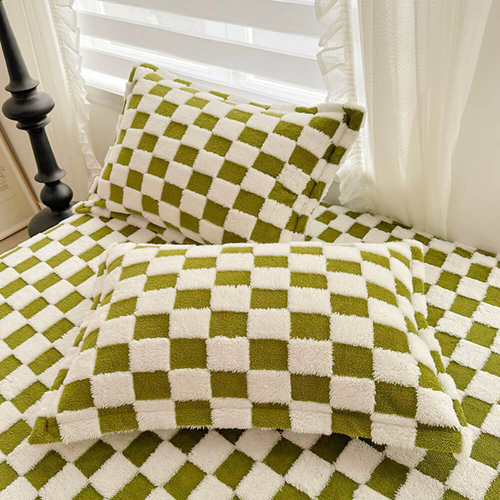 Warm and durable checkerboard fitted sheet, milk velvet material for a snug and luxurious sleep experience