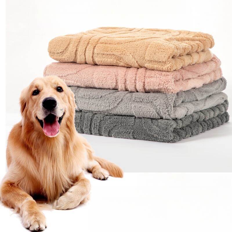Plush double-sided pet blanket in warm fabric, ideal for dogs & cats, machine washable.