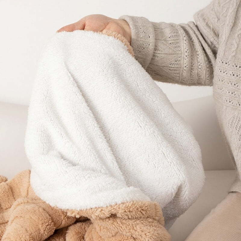 Cat blanket, extra soft and plush double-sided design for a cozy pet sleeping spot.