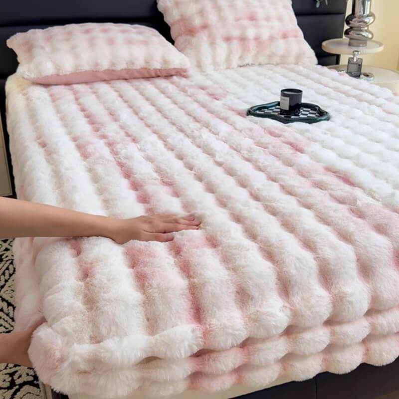 Fitted design faux fur mattress protector, highlighting elasticized edges