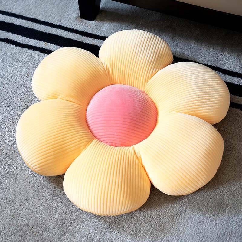 Pet calming bed in flower shape, a plush dog cushion and cat bed for ultimate comfort