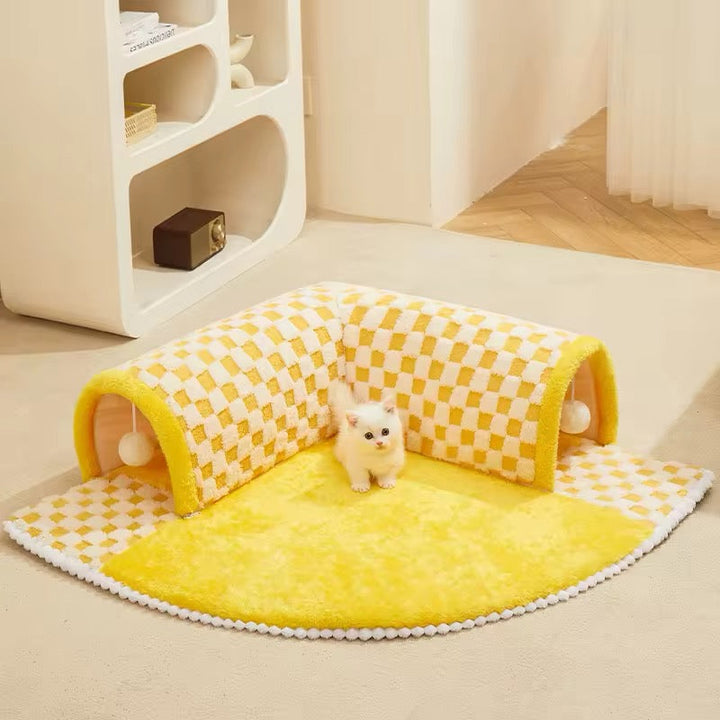 Comfortable cat bed and play tunnel combo in a cozy grey fabric, ideal for active and resting cats.