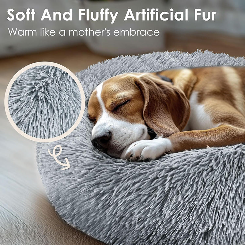 Close-up of the ultra-soft faux fur material of an anti-anxiety pet bed, washable.