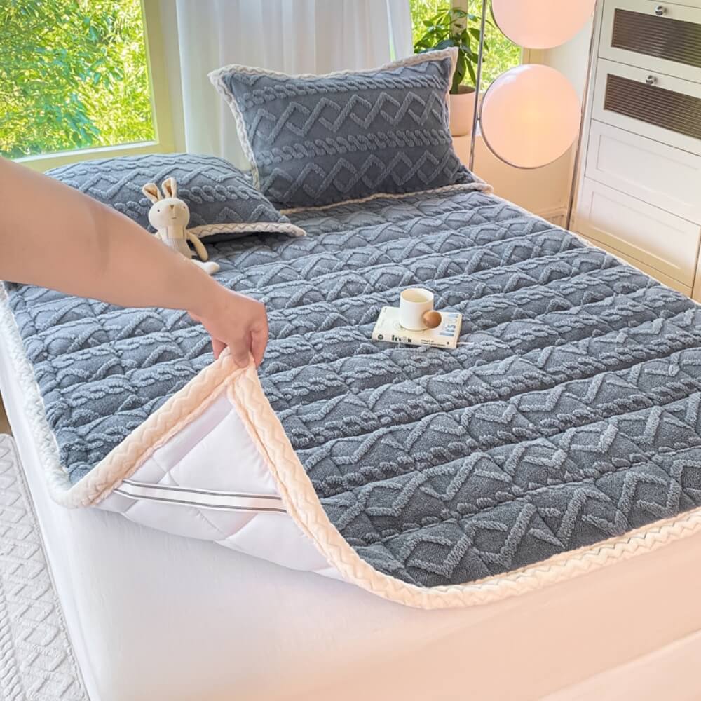 Thick non-slip jacquard mattress topper, designed for adults to improve bedding and home comfort