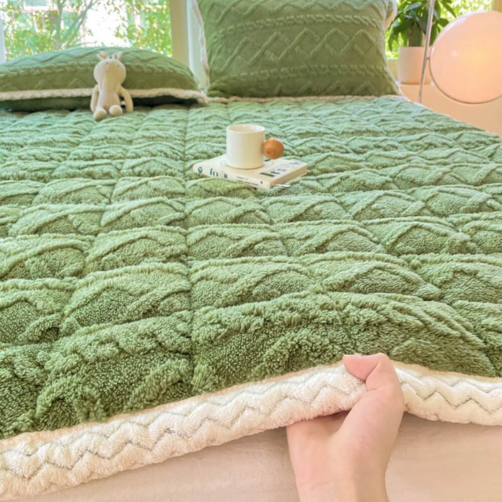 Jacquard mattress protector, thick and plush, ensuring a non-slip fit and superior home comfort for adults