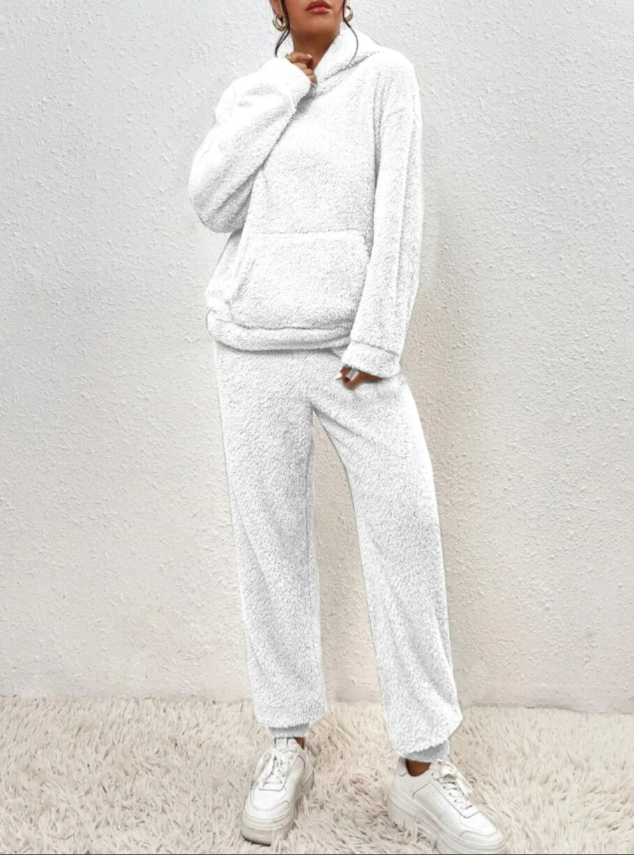 Plush two-piece women's loungewear, ultimate comfort leisure wear for cozy casual style.