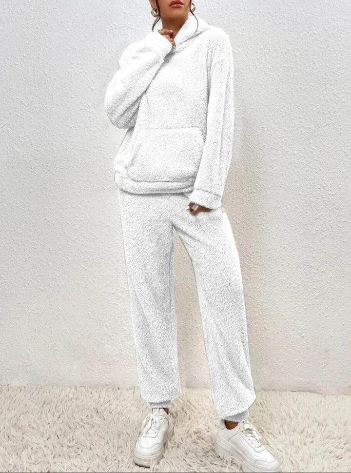 Plush two-piece women's loungewear, ultimate comfort leisure wear for cozy casual style.