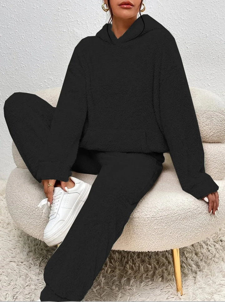 Soft women's ultimate comfort loungewear set, plush fabric, ideal for cozy evenings.