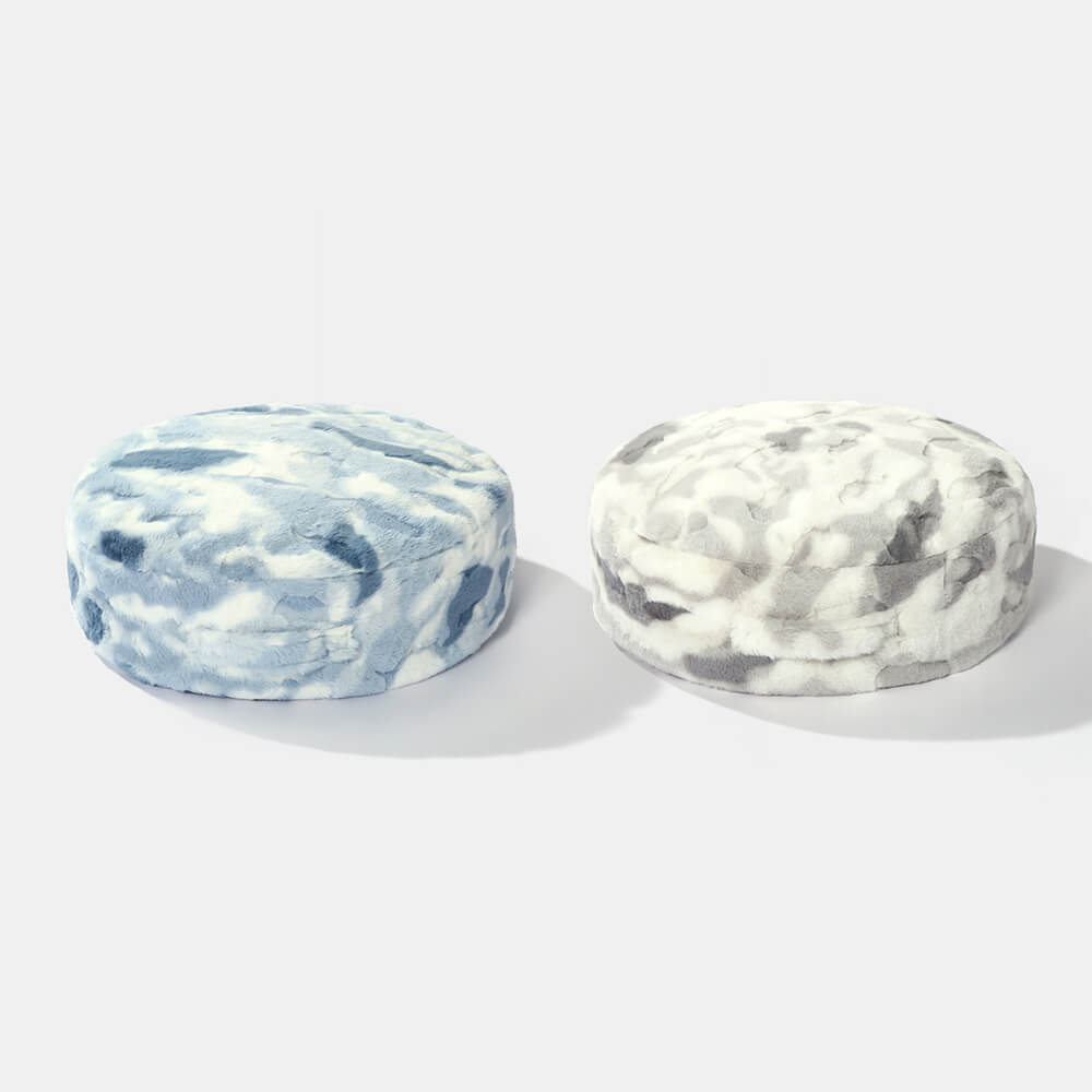 Easy-to-clean round pet bed, washable fluffy material for hygiene.