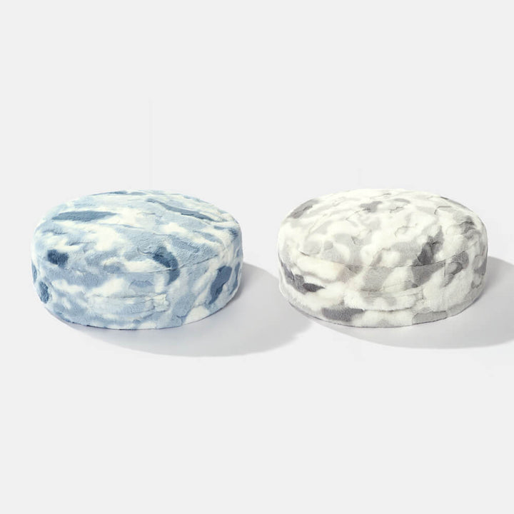 Easy-to-clean round pet bed, washable fluffy material for hygiene.