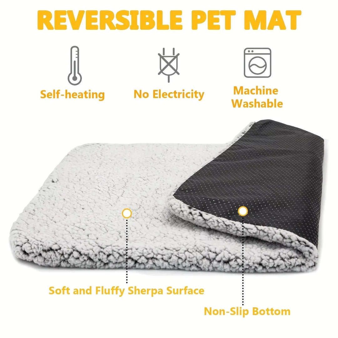 Textured close-up of the self-warming material in a pet bed, ensuring warmth and joint support.