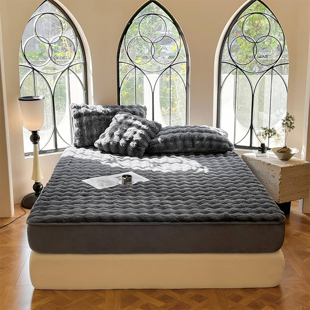 Fitted sheet with deep pockets made from plush bubble velvet, ensuring a snug fit on any mattress, with pillowcases.