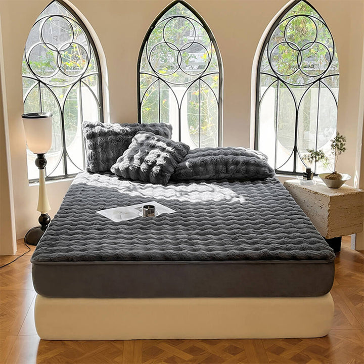 Fitted sheet with deep pockets made from plush bubble velvet, ensuring a snug fit on any mattress, with pillowcases.