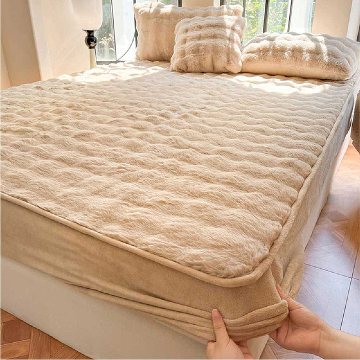 Unisex plush bedding set, featuring a soft fitted sheet and pillowcases, perfect for enduring comfort at home.