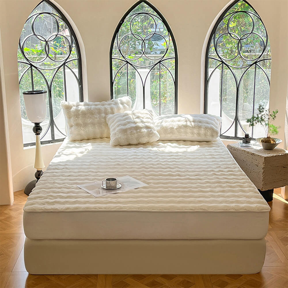 Unisex bedding set: plush fittedsheet & pillowcases in a bedroom, featuring a soft velvet mattresscover.