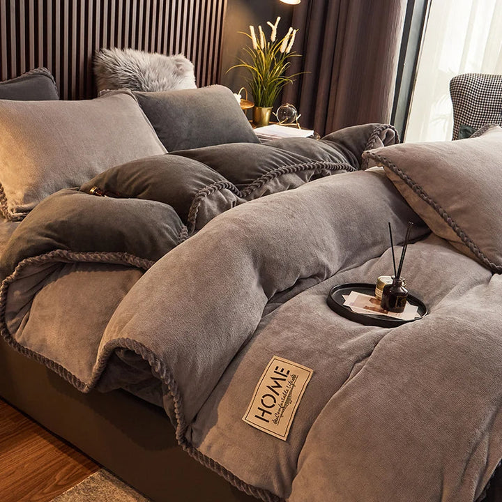 Unisex velvet fleece comforter set, plush bedding for a warm, cozy bedroom & home textiles.