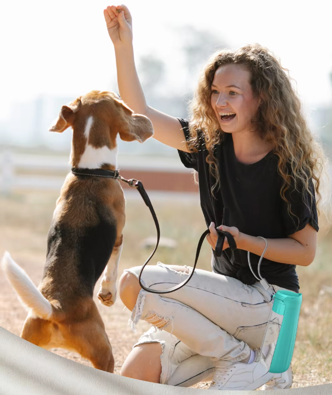 Portable 550ml dog water bottle with integrated drinking bowl, perfect for pet hydration on the go.