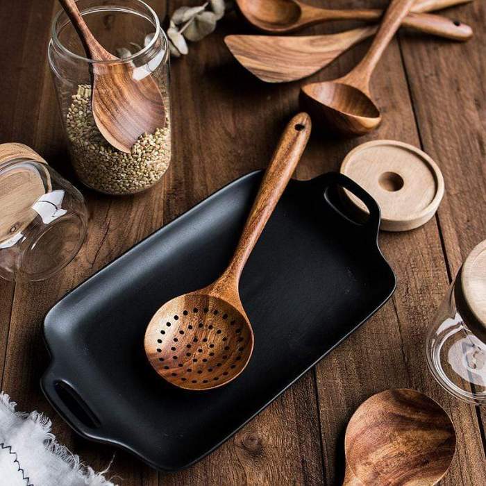 Flat teak wood turner for flipping pancakes & eggs. Safe for non-stick pans, a key cooking tool.