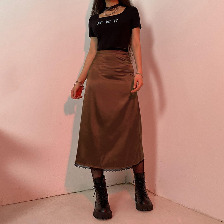 Chic women's flowing maxi skirt, ideal for casual wear or an elegant bohemian look. Versatile style.