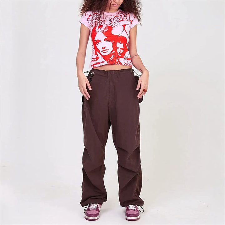 Women's 90s vintage crop top, retro style, short sleeve. Ideal for casual summer fashion & effortless chic.