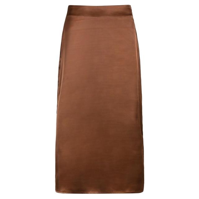 Versatile women's maxi skirt, an aesthetic long skirt with a flowing design for multiple occasions.