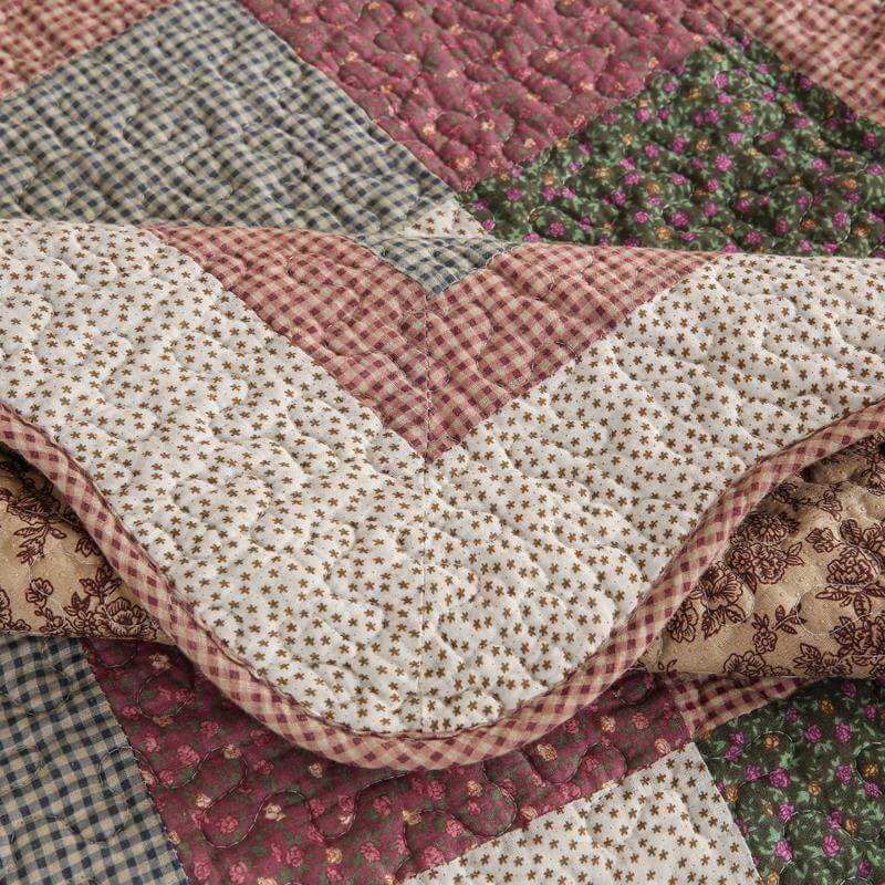Stylish quilted non-slip couch cover in soft cotton, washable and breathable for everyday use.