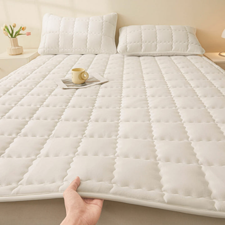 Non-slip breathable quilted mattress topper, ideal bedding for all-season use