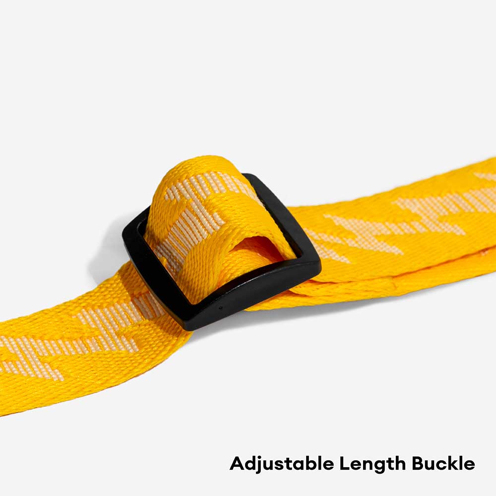 Unisex pet leash with quick-release buckle and reflective elements, ideal for varied outdoor conditions.