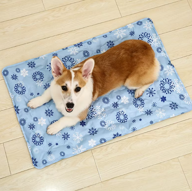 Self-cooling gel mat for dogs and cats, ideal pet bed for summer comfort and heat relief