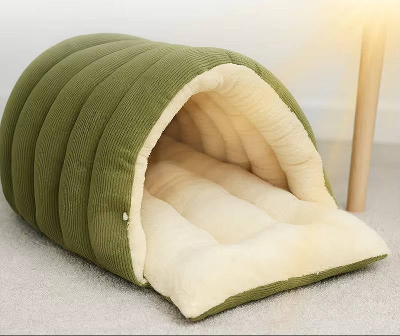 Unisex semi-closed cat bed, fleece-lined, designed for anxiety relief, with a removable cover.