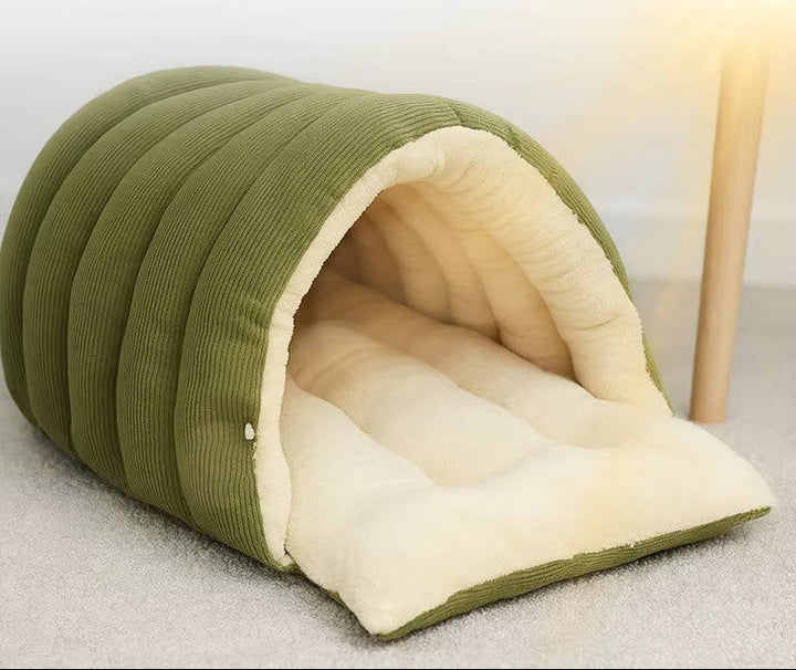 Unisex semi-closed cat bed, fleece-lined, designed for anxiety relief, with a removable cover.
